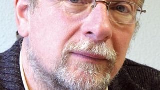 Jean-Louis Peyraud, est chercheur à l'Inra, à l'Unité mixte de recherche sur la production du lait. Il dirige aussi l'Unité mixte technologique recherche et ingénierie en élevage laitier. Ce chercheur coordonne un projet de recherche nommé Laitop, qui associe quatre régions (Bretagne, Basse-Normandie, Pays de la Loire et Poitou-Charentes) et dont le but est de fournir des éléments afin de maintenir la dynamique laitière dans ce grand bassin, tout en tenant compte de l'exigence du développement d Jean-Louis Peyraud, est chercheur à l'Inra, à l'Unité mixte de recherche sur la production du lait. Il dirige aussi l'Unité mixte technologique recherche et ingénierie en élevage laitier. Ce chercheur coordonne un projet de recherche nommé Laitop, qui associe quatre régions (Bretagne, Basse-Normandie, Pays de la Loire et Poitou-Charentes) et dont le but est de fournir des éléments afin de maintenir la dynamique laitière dans ce grand bassin, tout en tenant compte de l'exigence du développement d