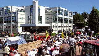 Le cortège des manifestants, aux portes de Terrena, à Angers. Le cortège des manifestants, aux portes de Terrena, à Angers.