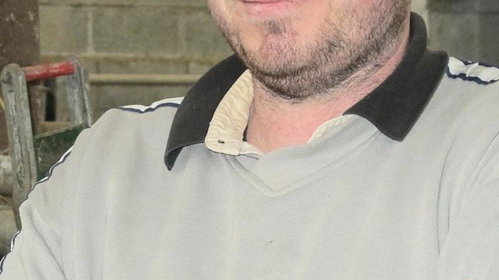 Florian Salmon est en charge du dossier lait aux JA nationaux jusqu'en juin. Il s'est installé il y a onze ans à Luitré (Ille-et-Vilaine), d'abord en Gaec avec ses parents et, plus récemment, avec sa mère. L'exploitation compte 80 ha et 450 places de porcs à l'engraissement. Elle produit 620 000 litres de lait collectés par la coopérative Agrial et est équipée de deux robots.