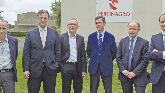 De gauche à droite, Dominique Nevoux, président 2F Ouest, Paul Joyeux, DG Fertinagro France, Alain Deschamps, DG 2F Ouest, Javier Goñi del Cacho, PDG Fertiberia, Jean-Luc Pradal, DG Fertiberia France et Juan Navarro, directeur financier Fertiberia.H. LAURANDEL