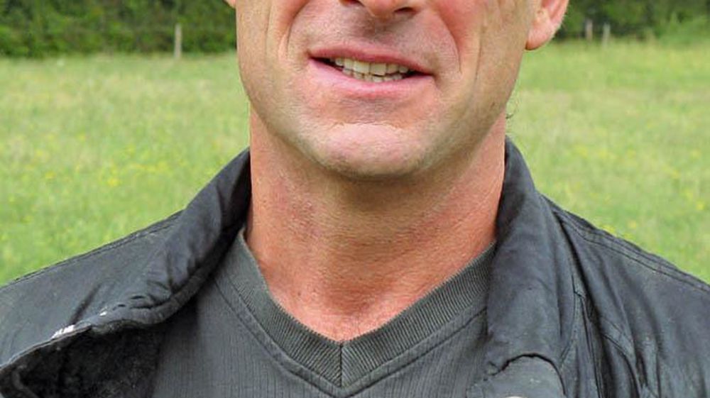 Gérard Durand est éleveur laitier à Montbert (Loire-Atlantique). L'exploitation produit 500 000 l de lait avec trois associés sur 92 ha en système herbager. Militant pour l'ouverture de l'interprofession aux syndicats minoritaires, il est secrétaire national de la Confédération paysanne, en charge du dossier élevage. À l'heure où chacun s'accorde sur la nécessité d'organisations collectives de producteurs pour négocier les contrats avec les laiteries, ce syndicat a décidé de se rapprocher de l'A