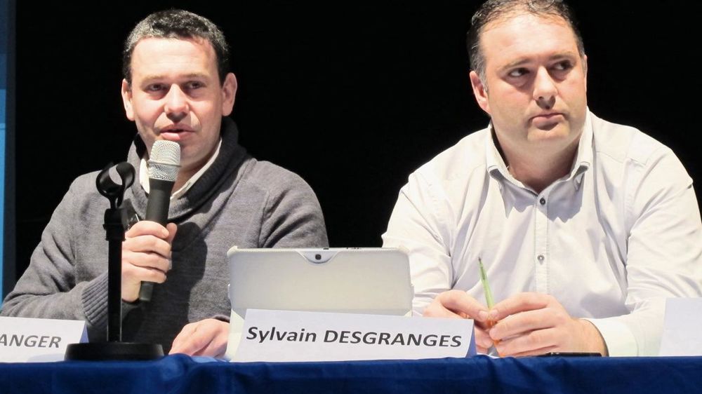 L'OP Cleps (Ille-et-Vilaine) demande aux 300 adhérents en dépassement en 2015 de produire moins d'avril à juin. « Sinon, l'OP définira des règles envers les dépasseurs », avertit Denis Berranger, le président (à gauche). À droite, Sylvain Desgranges, président de Sunlait, l'association des 12 OP Savencia. © C.H.