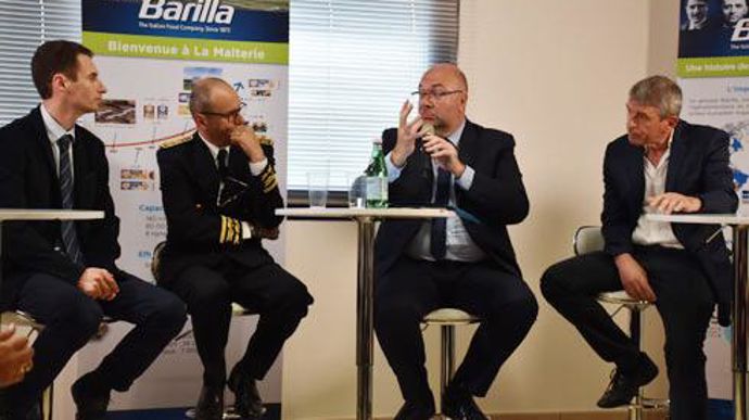 A l'usine Barilla, Fabrice Bourjot (à gauche), responsable développement blé des Moulins Soufflet et Denis Courzadet (à droite), directeur filière d'Axéréal, ont présenté au ministre, Stéphane Travert, leur démarche « blés moelleux et responsables » avec l'industriel. © A. RICHARD A l'usine Barilla, Fabrice Bourjot (à gauche), responsable développement blé des Moulins Soufflet et Denis Courzadet (à droite), directeur filière d'Axéréal, ont présenté au ministre, Stéphane Travert, leur démarche « 