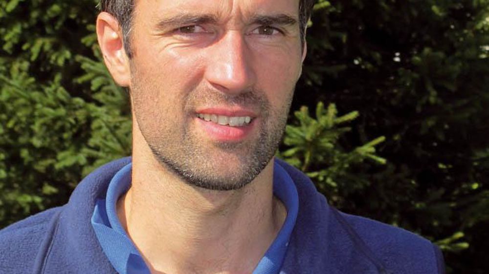 Jérémie Bolon - Administrateur national des Jeunes agriculteurs (JA) depuis 2010, il a été l'un des promoteurs du projet JA pour la filière lait de l'après-2015. Ce projet sera débattu cet automne, avec tous les acteurs qui le souhaiteront, lors d'une journée nationale. Jérémie est installé dans l'Ain, en zone de montagne, dans un Gaec de quatre associés, hors cadre familial. Ils possèdent 140 vaches et 925 000 l de quota sur 293 ha, dont 80 % en herbe.© D. G.