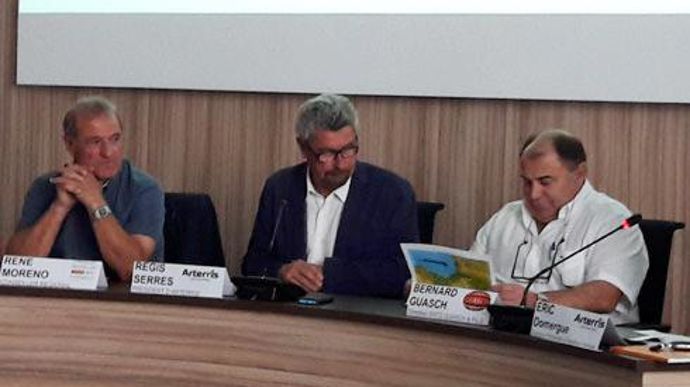 Régis Serres, président du groupe Arterris, et Bernard Guasch, président de la SAS Guasch, ont présenté, le 7 juillet, à Castelnaudary (Aude), la nouvelle filière porcine Pyrénéus, que les deux entreprises vont développer ensemble. © ARTERRIS Régis Serres, président du groupe Arterris, et Bernard Guasch, président de la SAS Guasch, ont présenté, le 7 juillet, à Castelnaudary (Aude), la nouvelle filière porcine Pyrénéus, que les deux entreprises vont développer ensemble. © ARTERRIS