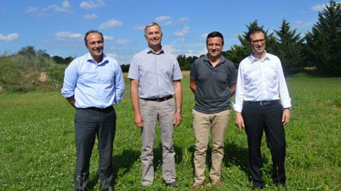 Mathieu Staub (à gauche), DG, et Thierry Josserand, président, de Terre d'Alliances, Jean-Yves Colomb, président, et Georges Boixo, DG, de la Dauphinoise, réunis le 5 juillet à Pusignan (Rhône). Mathieu Staub (à gauche), DG, et Thierry Josserand, président de Terre d'Alliances, Jean-Yves Colomb, président, et Georges Boixo, DG, de la Dauphinoise, réunis le 5 juillet à Pusignan (Rhône).