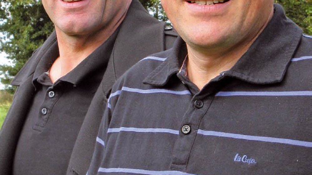 Jean-Michel Yvard et Denis Tandé (de gauche à droite). Le premier est président du groupement de producteurs Lactalis-Laval (900 adhérents mayennais) depuis 2007. Il est en Gaec avec un associé sur 115 ha et 430 000 l. Le second est président du groupement des « ex-Bridel » (1 700 adhérents à 80 % en Illeet- Vilaine) depuis trois ans et demi. Avec son épouse, il exploite 106 ha, un quota de 350 000 l, un atelier de blondes d'Aquitaine et de porcs à l'engraissement.