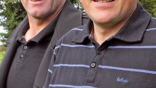 Jean-Michel Yvard et Denis Tandé (de gauche à droite). Le premier est président du groupement de producteurs Lactalis-Laval (900 adhérents mayennais) depuis 2007. Il est en Gaec avec un associé sur 115 ha et 430 000 l. Le second est président du groupement des « ex-Bridel » (1 700 adhérents à 80 % en Illeet- Vilaine) depuis trois ans et demi. Avec son épouse, il exploite 106 ha, un quota de 350 000 l, un atelier de blondes d'Aquitaine et de porcs à l'engraissement. Jean-Michel Yvard et Denis Tandé (de gauche à droite). Le premier est président du groupement de producteurs Lactalis-Laval (900 adhérents mayennais) depuis 2007. Il est en Gaec avec un associé sur 115 ha et 430 000 l. Le second est président du groupement des « ex-Bridel » (1 700 adhérents à 80 % en Illeet- Vilaine) depuis trois ans et demi. Avec son épouse, il exploite 106 ha, un quota de 350 000 l, un atelier de blondes d'Aquitaine et de porcs à l'engraissement.