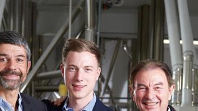De g. à dr, Jérôme, Louis-Marie et Jean-Paul Bellot, respectivement directeur technique, président et président du conseil de surveillance de la minoterie Bellot qui produit la farine en sachet 1 kg, lancée en mars 2019.