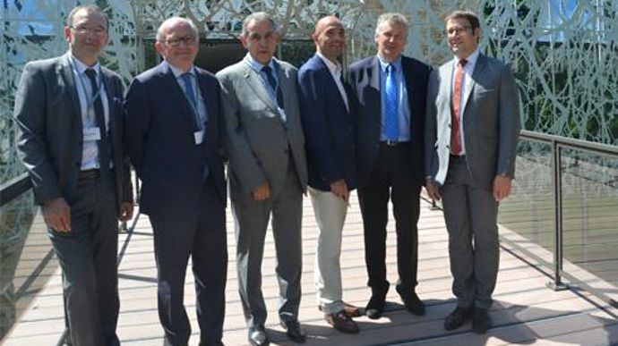 Jérôme Calleau (InVivo), François Goulard (Conseil départemental du Morbihan), Raymond Le Deun (Préfet du Morbihan), Hubert de Roquefeuil (Neovia), Thierry Blandinières (InVivo), Loïg Chesnais-Girard (Vice-président Conseil régional de Bretagne). © Y. BOLOH Jérôme Calleau (InVivo), François Goulard (Conseil départemental du Morbihan), Raymond Le Deun (Préfet du Morbihan), Hubert de Roquefeuil (Neovia), Thierry Blandinières (InVivo), Loïg Chesnais-Girard (Vice-président Conseil régional de Bretag