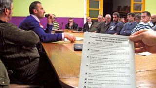 Dans le sud de la Manche, le 21 novembre, 120 éleveurs ont écouté les arguments contre la signature du Groupement des producteurs du bocage normand.© C.H. Dans le sud de la Manche, le 21 novembre, 120 éleveurs ont écouté les arguments contre la signature du Groupement des producteurs du bocage normand.© C.H.