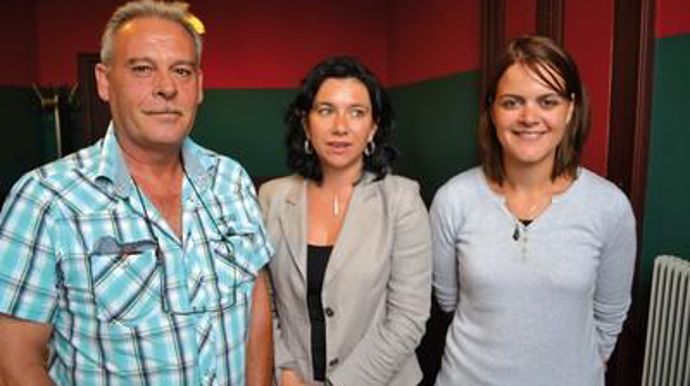 Aux côtés de Marie-Claire Poussade (au centre), DRH chez Vivadour, Anaïs Leroux vient d'être embauchée comme assistante technique de production, tandis que Jean-Claude Betpouey, entré comme cariste dans l'usine de semences de Riscle (Gers) en 1980, en est aujourd'hui le contremaître.F. JACQUEMOUD