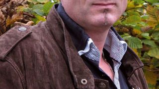 Franck Guéhennec Voilà un an que ce Morbihanais de 42 ans travaille à l'organisation des producteurs Lactalis. Il est membre fondateur de l'association APLBL qui regroupe mille producteurs de Bretagne et de Loire-Atlantique. Désigné coordinateur de la délégation des dix présidents de groupements Lactalis (émanation FNPL), il participe depuis juillet aux négociations avec Lactalis. Il est aussi responsable de la section lait de la FRSEA Ouest. Pour lever toute ambiguïté syndicale, il a l'intentio Franck Guéhennec Voilà un an que ce Morbihanais de 42 ans travaille à l'organisation des producteurs Lactalis. Il est membre fondateur de l'association APLBL qui regroupe mille producteurs de Bretagne et de Loire-Atlantique. Désigné coordinateur de la délégation des dix présidents de groupements Lactalis (émanation FNPL), il participe depuis juillet aux négociations avec Lactalis. Il est aussi responsable de la section lait de la FRSEA Ouest. Pour lever toute ambiguïté syndicale, il a l'intentio
