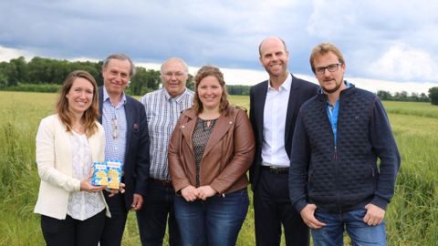Clémentine Aujay avec Bernard Skalli (à g.), en compagnie notamment des agriculteurs partenaires de la ferme de la Villedieu, dans l’Eure. 
