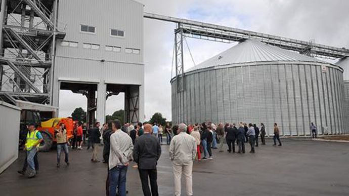 Le nouveau site de collecte, inauguré le 12 juillet, est détenu à 50-50 par Unéal et Calipso. Il est composé de cinq cellules rondes, deux de 18 mètres de haut et trois de 10 mètres. Le nouveau site de collecte, inauguré le 12 juillet, est détenu à 50-50 par Unéal et Calipso. Il est composé de cinq cellules rondes, deux de 18 mètres de haut et trois de 10 mètres.