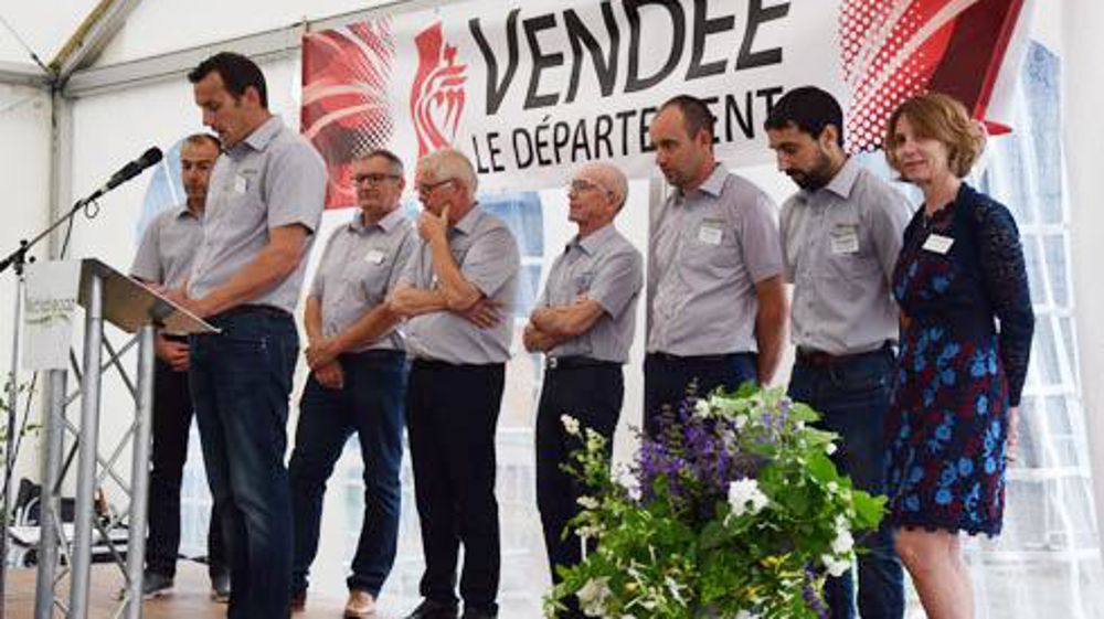 Au micro, Benoît Trojet, éleveur associé, Cécile Jalleau-Cosset, cogérante chez Cosset­, Benjamin Souchard, responsable au négoce, Cédric Baudry, éleveur, Christian Cosset, cogérant, Claude Manceny, éleveur, Fabrice Trojet, éleveur, et Olivier Jalleau, responsable chez Cosset. Au micro, Benoît Trojet, éleveur associé, Cécile Jalleau-Cosset, cogérante chez Cosset­, Benjamin Souchard, responsable au négoce, Cédric Baudry, éleveur, Christian Cosset, cogérant, Claude Manceny, éleveur, Fabrice Trojet