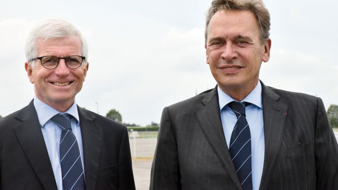 Didier Thierry, DG de Soufflet Agriculture et Jean-Michel Soufflet, président du directoire(à droite) prévoient de développer en particulier, les filières bio, blés tracés et pois chiche.Le président assure : « Nous avons tout entre nos mains pour réussir, depuis la semenceen passant par le contact avec les agriculteurs jusqu'à des places de leader dans les industries. »A. RICHARD