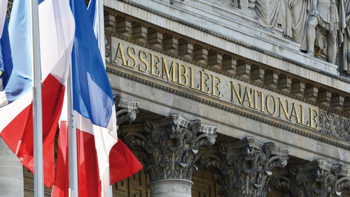La loi est en procédure accélérée, elle ne fera qu'un passageà l'Assemblée, puis au Sénat.C. FAIMALI