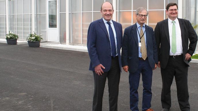 De gauche à droite, François Desprez, Philippe Lonnet et Bruno Desprez, devant la nouvelle serre de SSD.B. CAILLIEZ