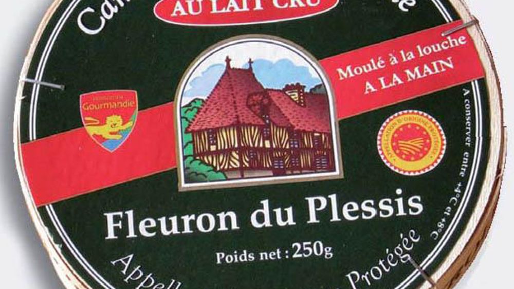 Il faut être un consommateur averti pour identifier le camembert AOC du non-AOC. La mention « Normandie » dans les deux cas sème la confusion. Elle s'accentue si le non-AOC est au lait cru, comme ci-contre.