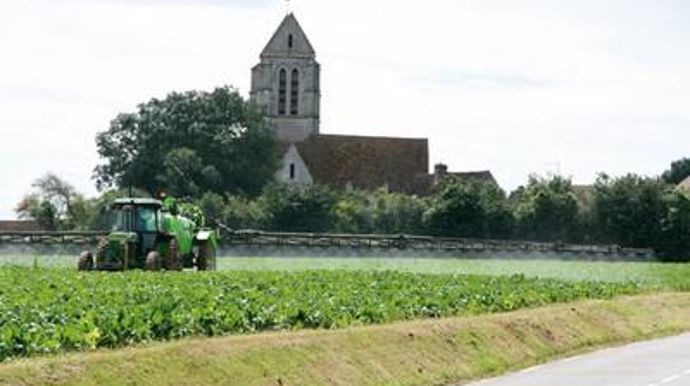 Polémiques : L'étude de Gilles-Eric Séralini a ravivé le débat sur les OGM. Un sujet brûlant, tout comme les pesticides et les algues vertes, pointés du doigt comme une dérive de l'agriculture productiviste.