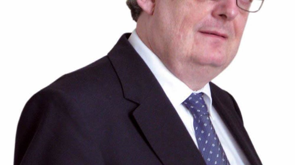 Robert Brzusczak 58 ans, est vice-président-directeur général délégué de Bongrain et directeur général de la filiale Compagnie laitière européenne. Il est entré dans le groupe en 2000, après avoir dirigé Sodiaal-Industrie pendant sept ans. Il est à la tête de 3,5 milliards de litres collectés, dont 2,4 milliards en France. Cinq coopératives françaises assurent la collecte de la moitié, dont la plus importante, Agrial, qui a un contrat de 980 millions de litres. Le groupe Bongrain achète le lait 