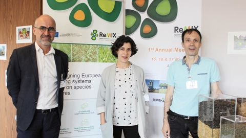 Bertrand Pinel, chef de projet R & D Terrena, Eric Justes et Natalia Bellostas, respectivement coordinateur et responsable communication du projet ReMIX, insistent sur la diffusion des connaissances.M. COISNE