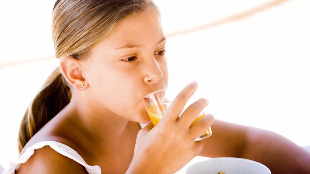 C'est notamment à cause de nectars et autres jus de fruits consommés au petit-déjeuner que les jeunes se détournent de plus en plus tôt du lait liquide.© PHOTONONSTOP