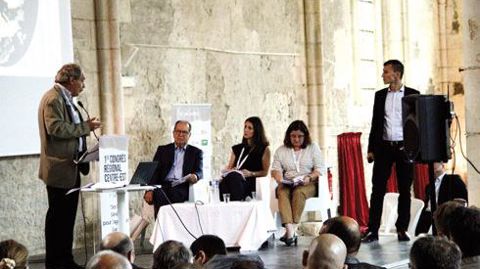 Christophe Dequidt (à gauche) et Sébastien Abis (à droite), aux côtés de trois négociants : Christian Berthet, commerçant en bestiaux dans le Rhône, Julie Chabrol, dirigeante associée des Ets Ruzé, dans l'Yonne, et Huguette Trescarte, présidente de la société éponyme, en Haute-Loire. © R. FOURREAUX Christophe Dequidt (à gauche) et Sébastien Abis (à droite), aux côtés de trois négociants : Christian Berthet, commerçant en bestiaux dans le Rhône, Julie Chabrol, dirigeante associée des Ets Ruzé, da