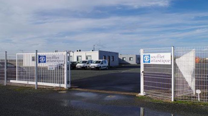 Les quatre régions de Soufflet Atlantique, situé à Marans en Charente-Maritime, seront structurées en trois régions commerciales (Vendée, Charente-Maritime et Touraine Poitou) et deux pôles d'exploitation. Les quatre régions de Soufflet Atlantique, situé à Marans en Charente-Maritime, seront structurées en trois régions commerciales (Vendée, Charente-Maritime et Touraine Poitou) et deux pôles d'exploitation.