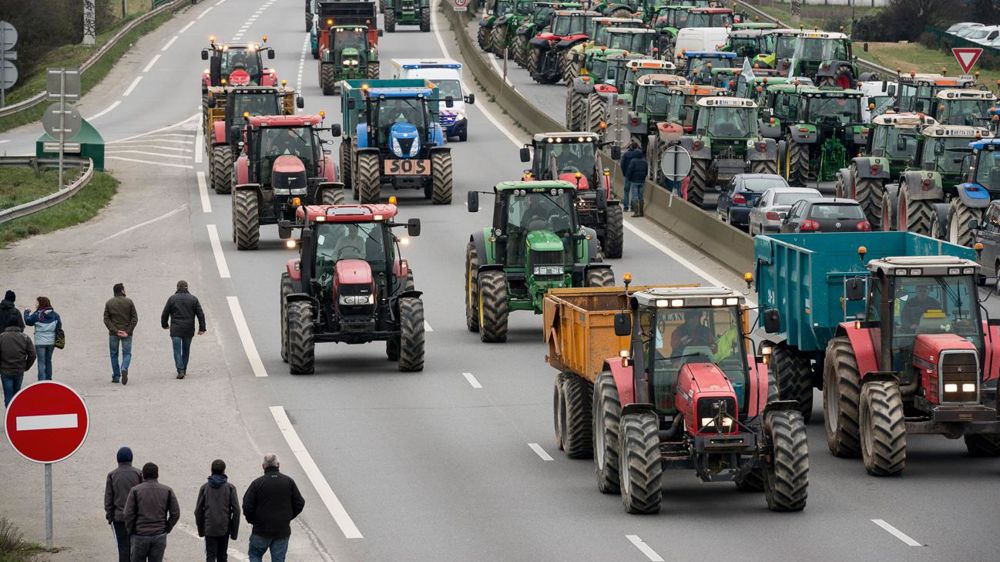 Le 17 février, les éleveurs ont bloqué toute la journée la rocade de Rennes pour protester contre la baisse du prix d'achat de leurs productions.© JEAN-CLAUDE MOSCHETTI/REA