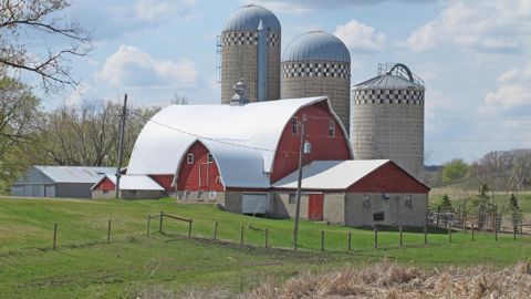 Déclin. Ces granges typiques du Middle West sont aujourd’hui souvent abandonnées. Les élevages de moins de 200 vaches ont des coûts trop élevés pour résister à la chute durable des prix. P.l.c. Déclin. Ces granges typiques du Middle West sont aujourd’hui souvent abandonnées. Les élevages de moins de 200 vaches ont des coûts trop élevés pour résister à la chute durable des prix. P.l.c.