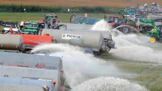 Les journées blanches.Des dizaines de tonnes à lisier épandant du lait devant les caméras : ces images fortes ont été un tournant qui a permis aux grévistes de remporter une victoire médiatique.© MARCEL MOCHET Les journées blanches.Des dizaines de tonnes à lisier épandant du lait devant les caméras : ces images fortes ont été un tournant qui a permis aux grévistes de remporter une victoire médiatique.© MARCEL MOCHET