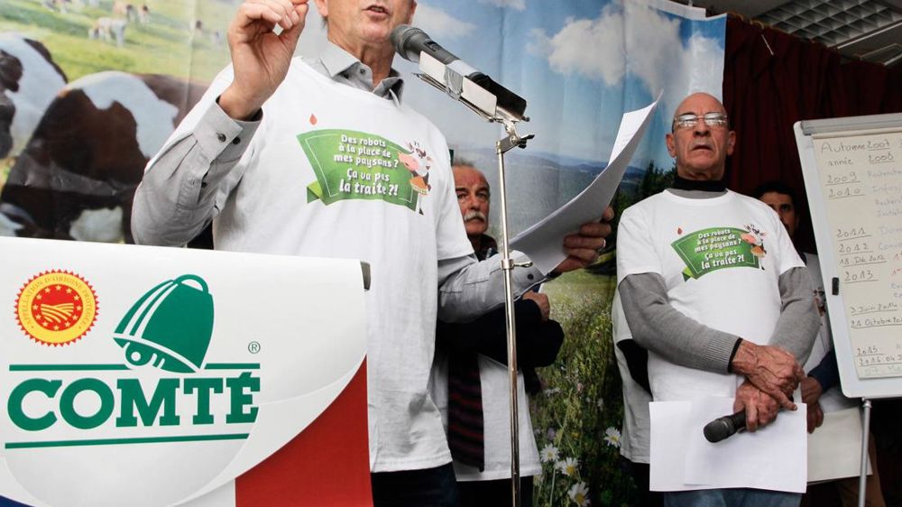 Claude-Vermot Desroches, président de l'Interprofession du comté, a réaffirmé le 7 mars à Vercel (Doubs), l'opposition de la filière au robot de traite. Il intervenait devant près de 1 000 producteurs ayant répondu à l'appel de tous les syndicats agricoles, toutes tendances confondues, pour soutenir la coopérative de Pierrefontaine-les-Varans. Depuis quatre mois, elle est obligée par un jugement de collecter le lait d'un de ses sociétaires équipé de robots, mais ne le transforme pas en comté.© T Claude-Vermot Desroches, président de l'Interprofession du comté, a réaffirmé le 7 mars à Vercel (Doubs), l'opposition de la filière au robot de traite. Il intervenait devant près de 1 000 producteurs ayant répondu à l'appel de tous les syndicats agricoles, toutes tendances confondues, pour soutenir la coopérative de Pierrefontaine-les-Varans. Depuis quatre mois, elle est obligée par un jugement de collecter le lait d'un de ses sociétaires équipé de robots, mais ne le transforme pas en comté.© T