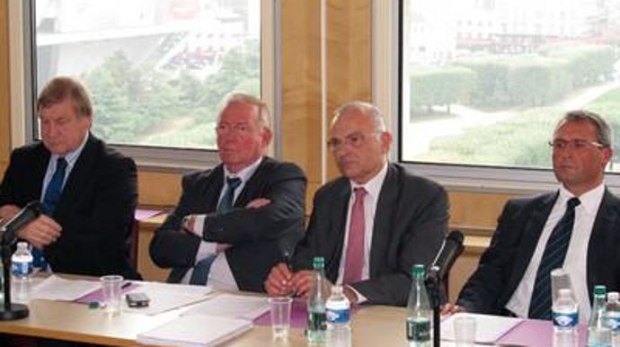 Les présidents de l'AGPM (Christophe Terrain), Coop de France - métiers du Grain (Hubert Grallet), l'AGPB (Philippe Pinta) et la FNA (Christophe Viger) ont signé l'acte de naissance du FMCE.R. FOURREAUX