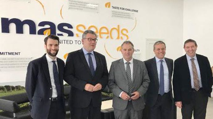 L'équipe dirigeante de MAS Seeds regroupe, de gauche à droite, Romain Desthieux, directeur général MAS Seeds Ukraine, Philippe Carré, DG du groupe Maïsadour, Jean-Luc Capes, président de MAS Seeds, Régis Fournier, DG de MAS Seeds, Serge Jourdan, vice-président du groupe Maïsadour. © MAÏSADOUR L'équipe dirigeante de MAS Seeds regroupe, de gauche à droite, Romain Desthieux, directeur général MAS Seeds Ukraine, Philippe Carré, DG du groupe Maïsadour, Jean-Luc Capes, président de MAS Seeds, Régis Fo