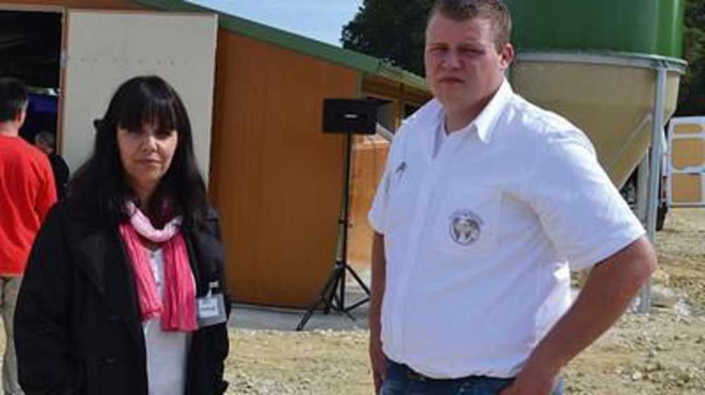 Pour favoriser l'intégration paysagère des deux bâtiments, Karine Bel, en GAEC avec son cousin, Nicolas Montferran, a opté pour des panneaux imitation bois. Le surcoût est de 3 000 €.F. JACQUEMOUD