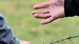 Troisième cause de mortalité chez les agriculteurs, les suicides sont encore plus nombreux chez les éleveurs de bovins lait et viande. Le voisin, le collègue, l'ami peuvent être des témoins du mal-être de l'autre et alerter les services compétents. Mais osons-nous le faire ?© JÉRÔME CHABANNE Troisième cause de mortalité chez les agriculteurs, les suicides sont encore plus nombreux chez les éleveurs de bovins lait et viande. Le voisin, le collègue, l'ami peuvent être des témoins du mal-être de l'autre et alerter les services compétents. Mais osons-nous le faire ?© JÉRÔME CHABANNE