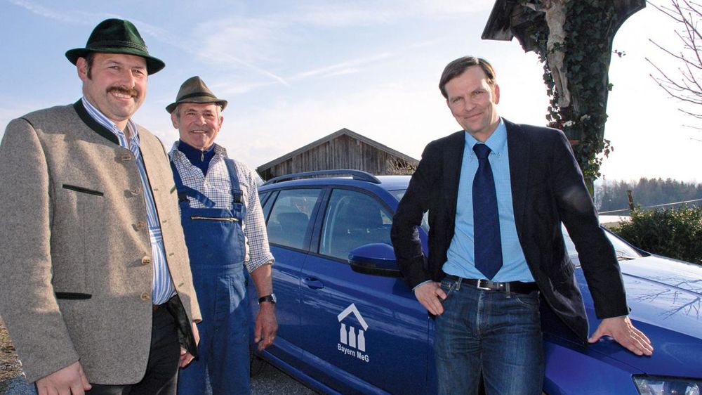 « Le lait est un produit qui circule en Europe. Bayern MeG se verrait bien recevoir un mandat pour négocier le prix pour du lait produit en France », explique Markus Seemüller (à droite), directeur de Bayern MeG, aux côtés de Georg Bauer, président de Milchhof Miesbach (coopérative adhérente à Bayern MeG), et Sigmund Heiss, producteur de lait (au centre).© K. RICHTER « Le lait est un produit qui circule en Europe. Bayern MeG se verrait bien recevoir un mandat pour négocier le prix pour du lait produit en France », explique Markus Seemüller (à droite), directeur de Bayern MeG, aux côtés de Georg Bauer, président de Milchhof Miesbach (coopérative adhérente à Bayern MeG), et Sigmund Heiss, producteur de lait (au centre).© K. RICHTER