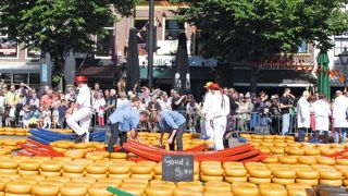 L'industrie laitière des Pays-Bas cultive l'image fromagère du pays en faisant revivre pour les touristes le traditionnel marché du gouda d'Alkmaar. L'industrie laitière des Pays-Bas cultive l'image fromagère du pays en faisant revivre pour les touristes le traditionnel marché du gouda d'Alkmaar.