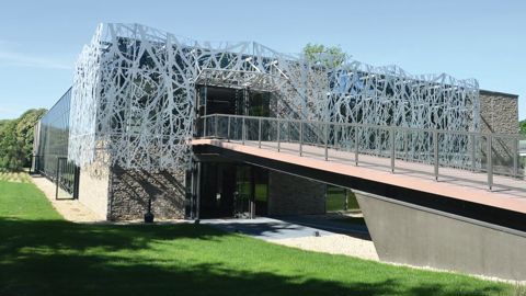 A Saint-Nolff dans le Morbihan, le centre mondial de l'innovation, avec son bâtiment BBC à l'architecture moderne, devient un « hub » international.Y. BOLOH