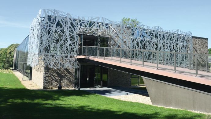 A Saint-Nolff dans le Morbihan, le centre mondial de l'innovation, avec son bâtiment BBC à l'architecture moderne, devient un « hub » international.Y. BOLOH