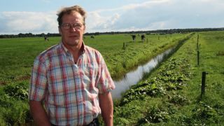 Pour Jakob Mulder, de la section lait régionale du LTO, le principal syndicat agricole néerlandais, les pénalités ne sont pas un souci avec un prix élevé du lait. Il a livré plus de 100 000 l en plus de sa référence en 2013. Il vise 150 à 160 vaches contre 100 actuellement. © K. RICHTER Pour Jakob Mulder, de la section lait régionale du LTO, le principal syndicat agricole néerlandais, les pénalités ne sont pas un souci avec un prix élevé du lait. Il a livré plus de 100 000 l en plus de sa référence en 2013. Il vise 150 à 160 vaches contre 100 actuellement. © K. RICHTER