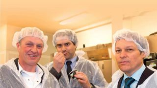 Erwin Schopges et Dacian Ciolos présentent la crème glacée Fairebel. « Les agriculteurs doivent réapprendre à oeuvrer ensemble et aller vers le consommateur. La future Pac devra les encourager à aller en ce sens », a déclaré le commissaire européen© D. PAILLARD Erwin Schopges et Dacian Ciolos présentent la crème glacée Fairebel. « Les agriculteurs doivent réapprendre à oeuvrer ensemble et aller vers le consommateur. La future Pac devra les encourager à aller en ce sens », a déclaré le commissaire européen© D. PAILLARD