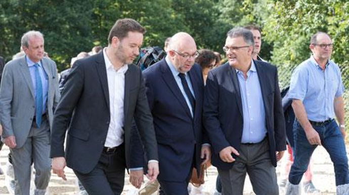 Lionel Causse, député des Landes (à gauche), Stéphane Travert, ministre de l'Agriculture, Michel Prugue, président de Maïsadour, Pascal Tauzin, adhérent du groupe coopératif, spécialisé dans l'élevage de canards gras et poulets fermiers jaunes des Landes, à Eyres-Moncube. © LAURENT GUITOU Lionel Causse, député des Landes (à gauche), Stéphane Travert, ministre de l'Agriculture, Michel Prugue, président de Maïsadour, Pascal Tauzin, adhérent du groupe coopératif, spécialisé dans l'élevage de canard