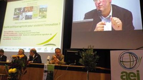 Lors de la table ronde des Entretiens de l'AEI, Jean-Marie Gabillaud, président de Coop de France Ouest, a fait remarquer que l'agriculture a toujours innové, mais que pour la nouvelle étape à franchir, un coup de pouce serait le bienvenu. Il se demande toutefois « si les attentes du consommateur ne sont pas surévaluées ».H. LAURANDEL Lors de la table ronde des Entretiens de l'AEI, Jean-Marie Gabillaud, président de Coop de France Ouest, a fait remarquer que l'agriculture a toujours innové, mais que pour la nouvelle étape à franchir, un coup de pouce serait le bienvenu. Il se demande toutefois « si les attentes du consommateur ne sont pas surévaluées ».H. LAURANDEL