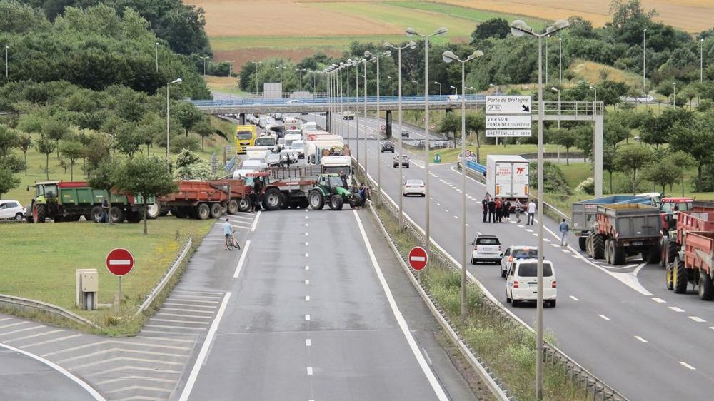 Le blocage des accès à la ville de Caen (Calvados) du 12 au 15 juillet a déclenché une table ronde avec les pouvoirs publics et la rencontre des différents acteurs des filières bovine et laitière.© C.H.