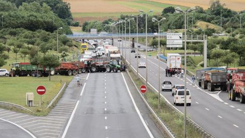 Le blocage des accès à la ville de Caen (Calvados) du 12 au 15 juillet a déclenché une table ronde avec les pouvoirs publics et la rencontre des différents acteurs des filières bovine et laitière.© C.H. Le blocage des accès à la ville de Caen (Calvados) du 12 au 15 juillet a déclenché une table ronde avec les pouvoirs publics et la rencontre des différents acteurs des filières bovine et laitière.© C.H.