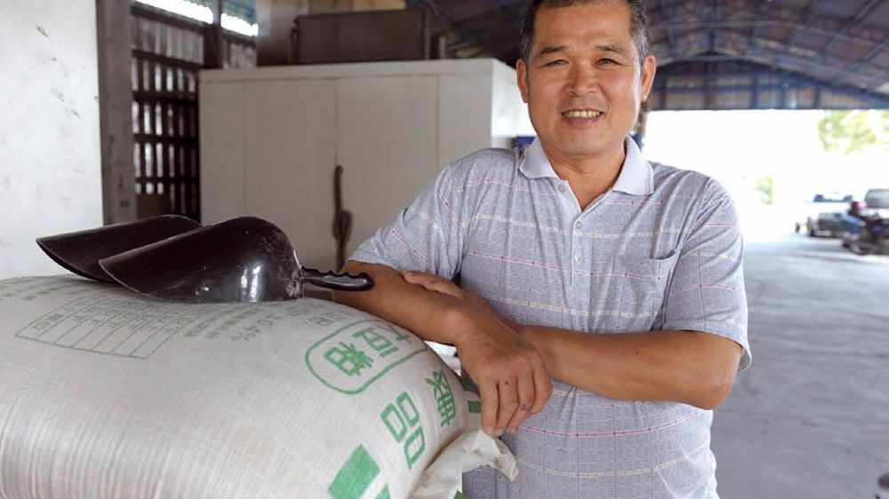 « Incroyable : chez vous, le lait est payé six fois moins cher que l'essence ! » Teng Kun Hai est sidéré, il vend son lait entre 0,55 €/l l'hiver et 0,75 €/l l'été.© P.B.