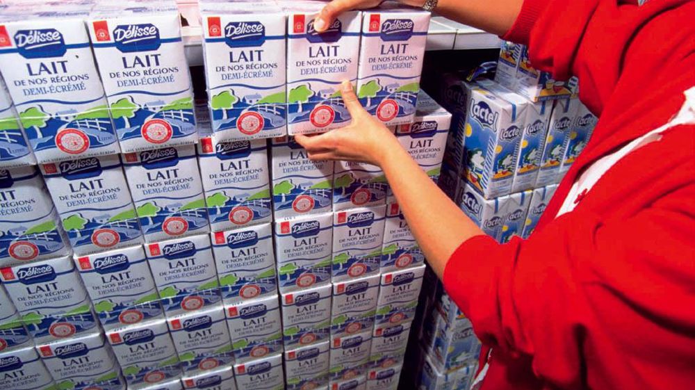 Au coeur des - 5 €/1 000 l demandés par Sodiaal à ses producteurs, la concurrence sans commune mesure à laquelle se heurte le lait MDD 1er prix.© RICHARD DAMORET/REA